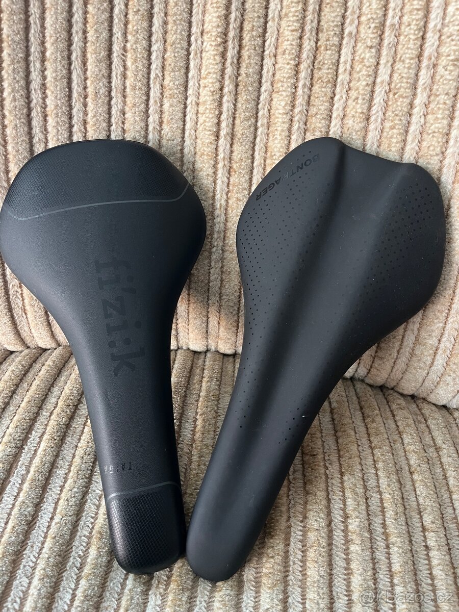 Dvě nová značková sedla.