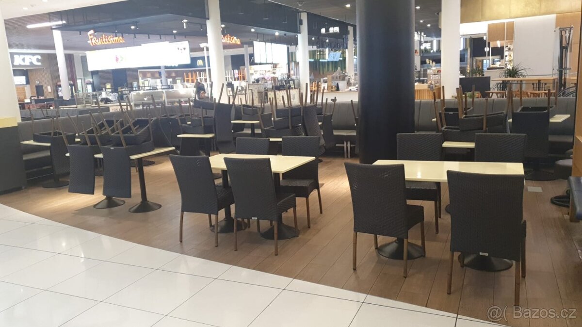 Vnitřní sezení restaurace