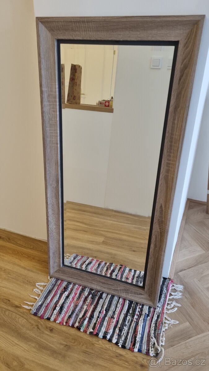 Zrcadlo v dřevěném dubovém rámu