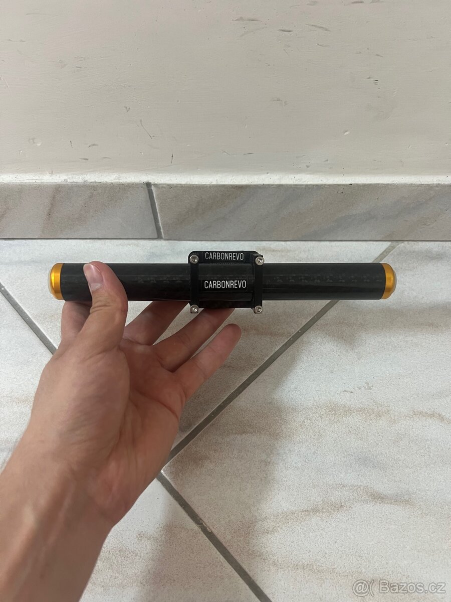 Carbonrevo spodní tyč