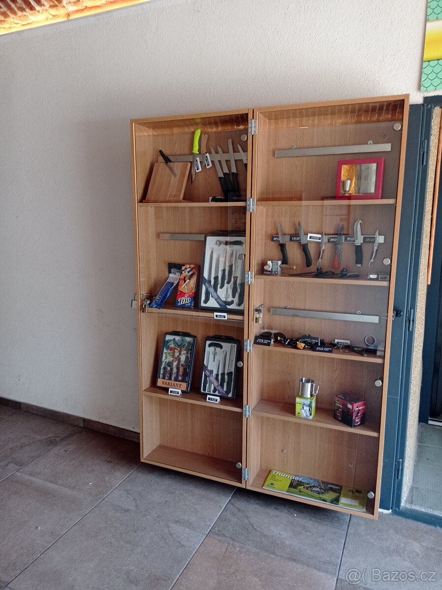 Závěsná skříň, vitrína