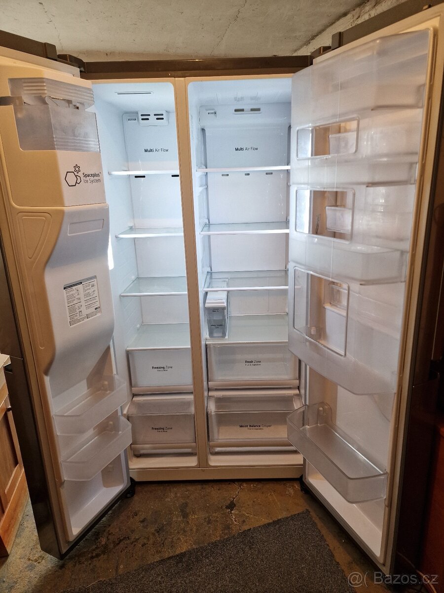 Prodám ,,Americkou lednici LG,s výrobou ledu