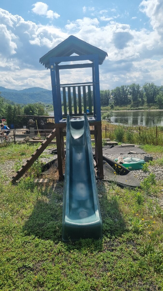 Prodám dřevěný venkovní domek se skluzavkou