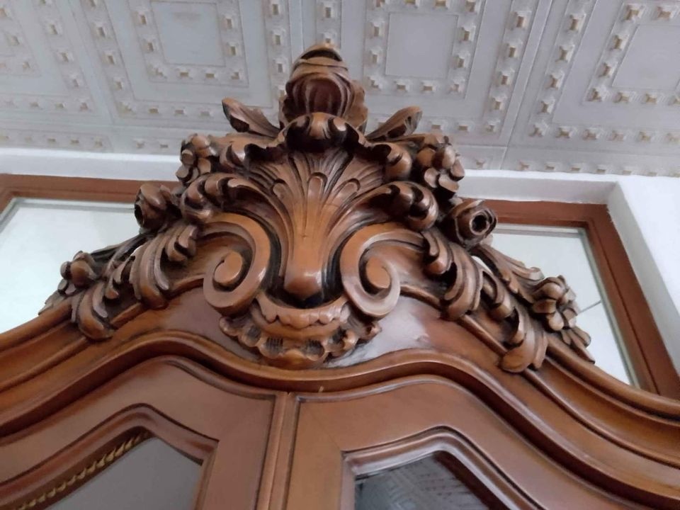 Italská vitrína s komodou-barokní