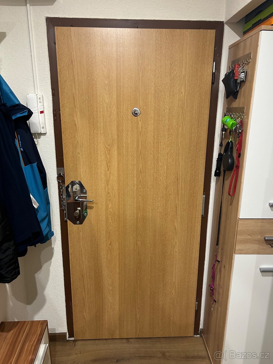 Bezpečnostní bytové vstupní dveře