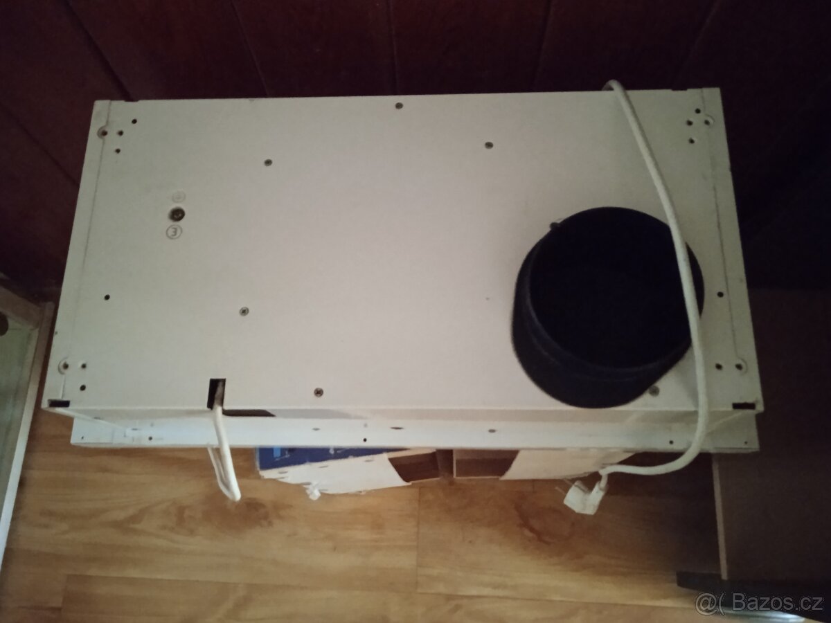 Výsuvný odsavač par