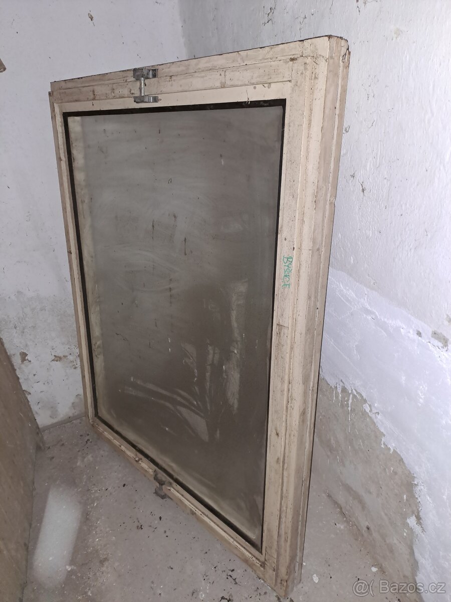 Otočné okno, dřevěné 118 x 148 cm