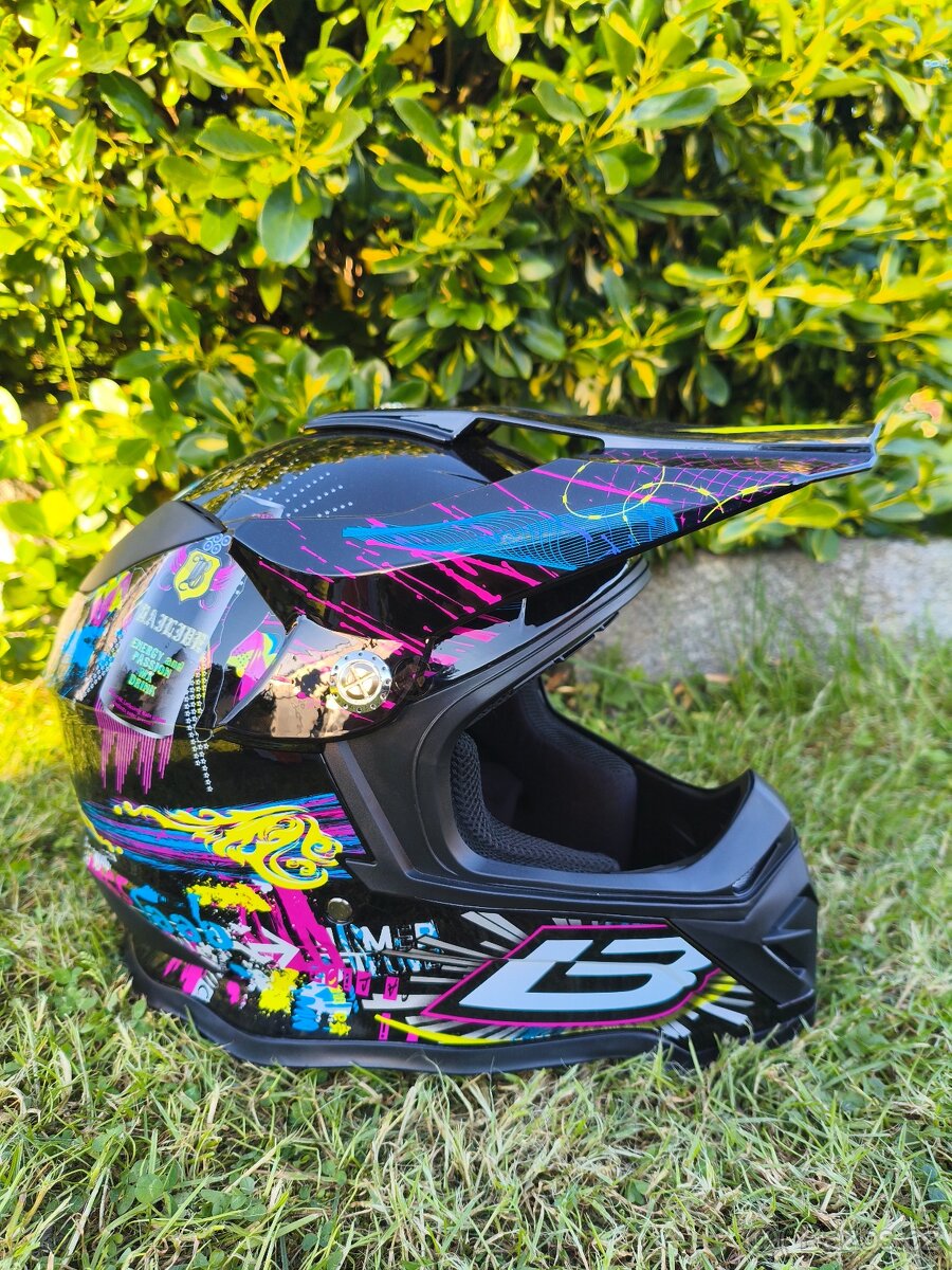 Motokrosová helma. Více velikostí. Nová