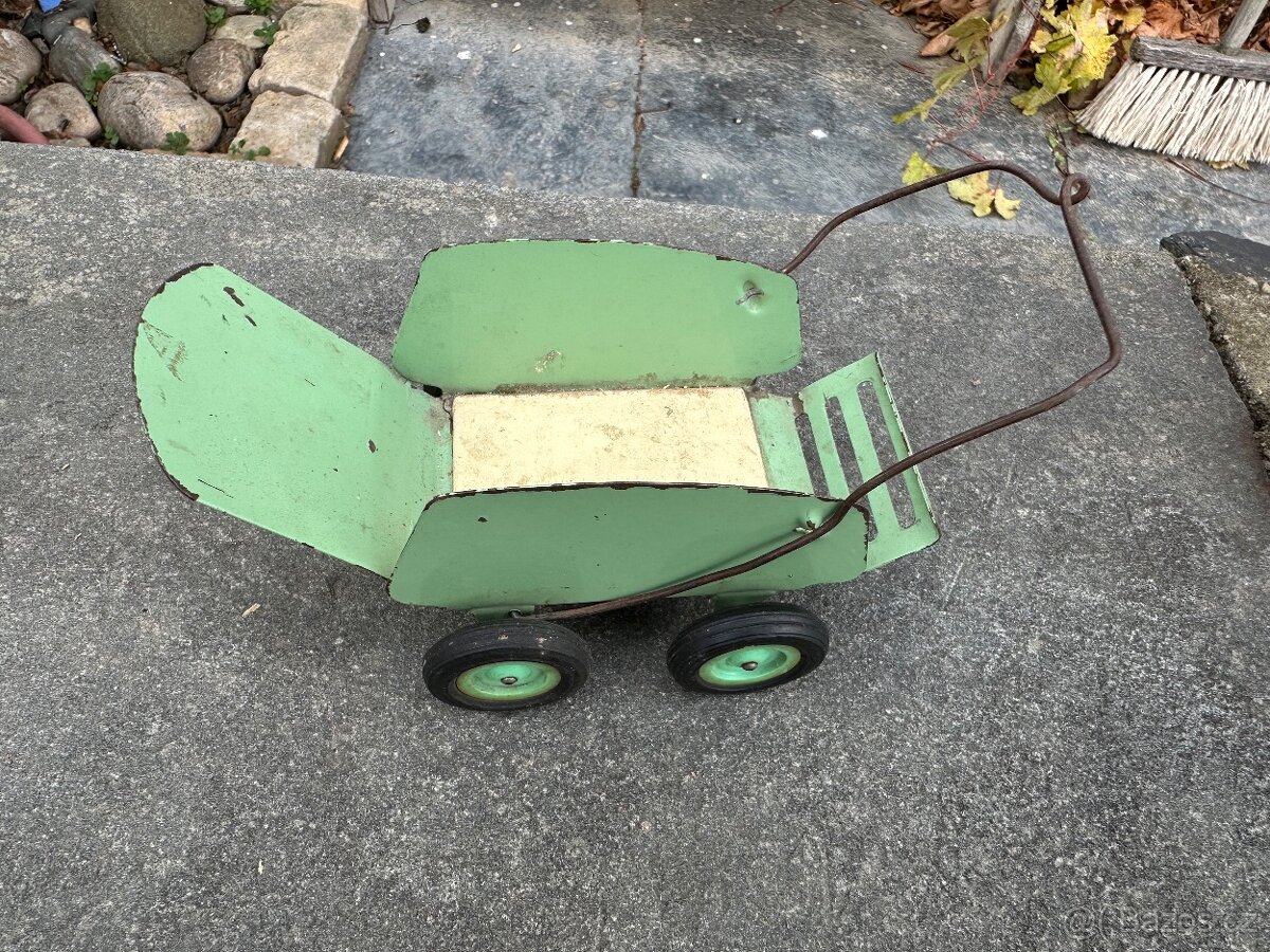 Plechový retro kočárek pro panenky