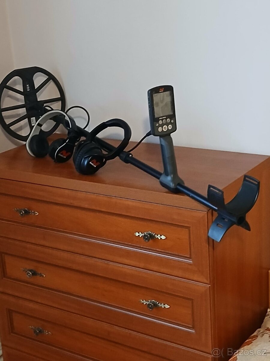 Predám multifrekvenčný detektor kovu Minelab 600 plus slúcha