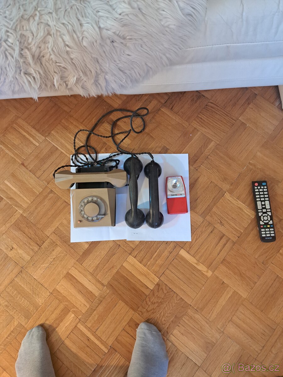 Starý telefon,3sluchátka k telefonu,stará svítilna
