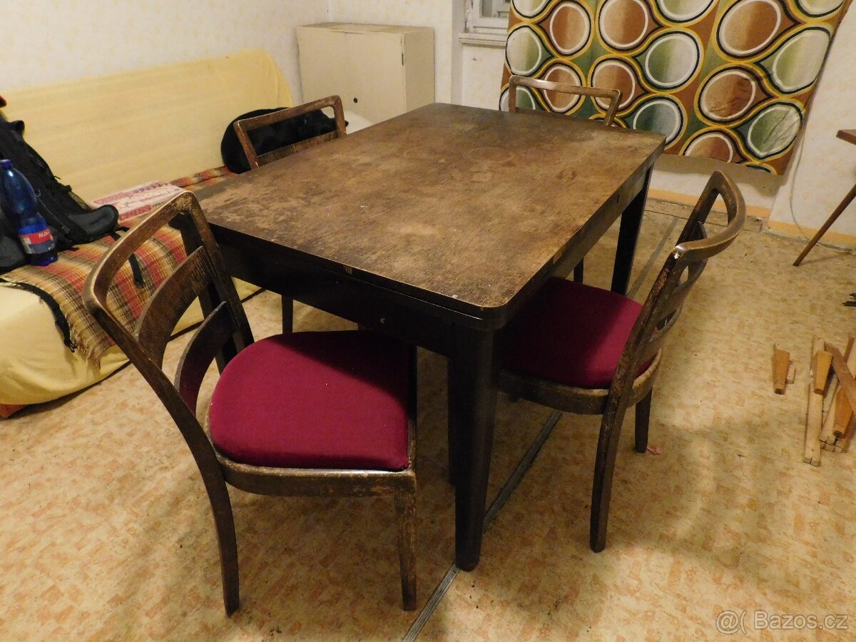 Starý rozkládací stůl a židle