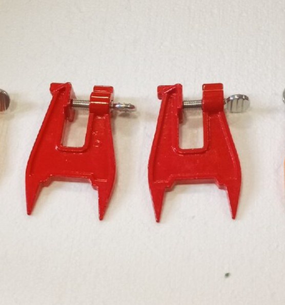 Svěrka na ostření pilových řetězů v lese