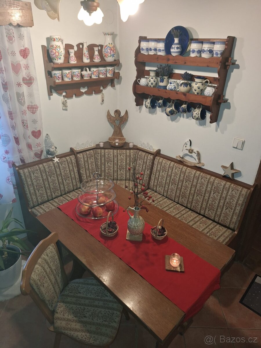 Rohová lavice se stolem a židlí