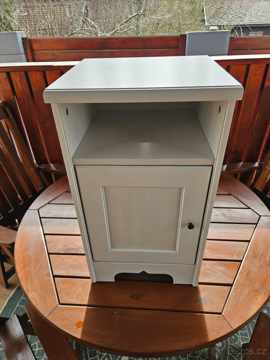 Noční stolek ikea