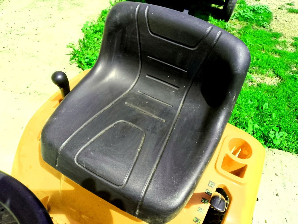 sedačka na zahradní traktor