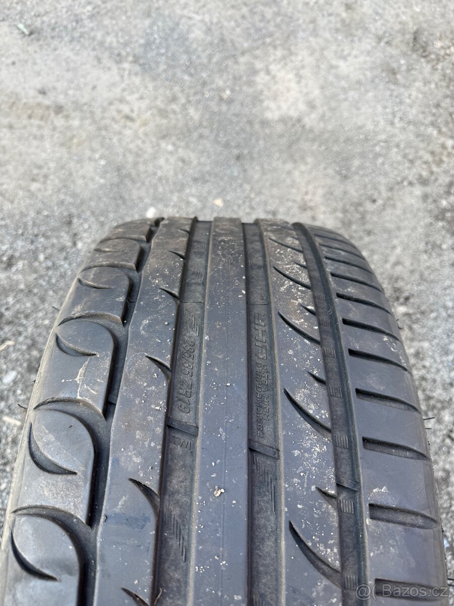 Pneu 235/35R19