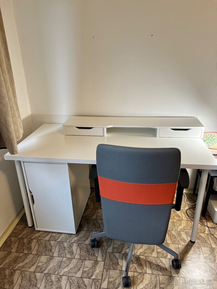 Pracovní stůl s úložným prostorem a židlí