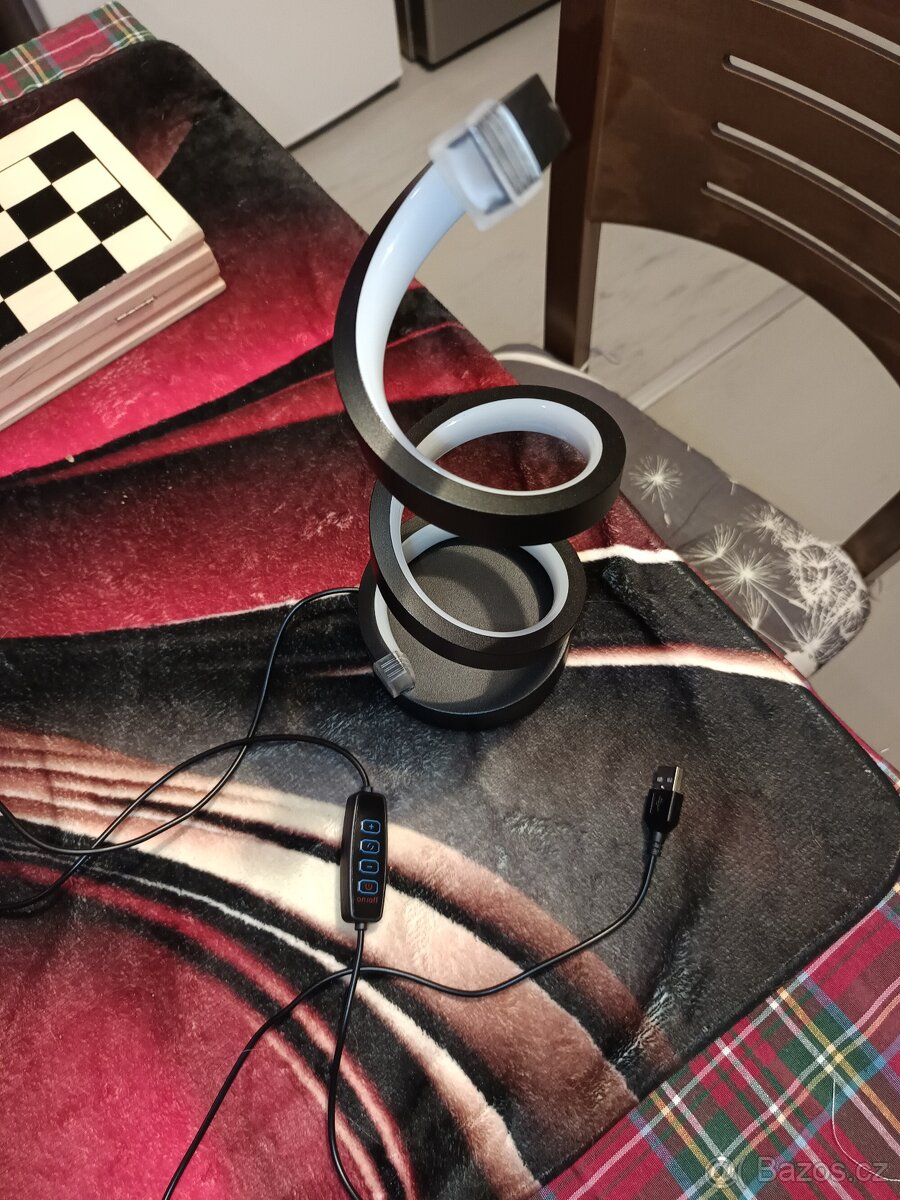 Lampička bizarního vzhledu
