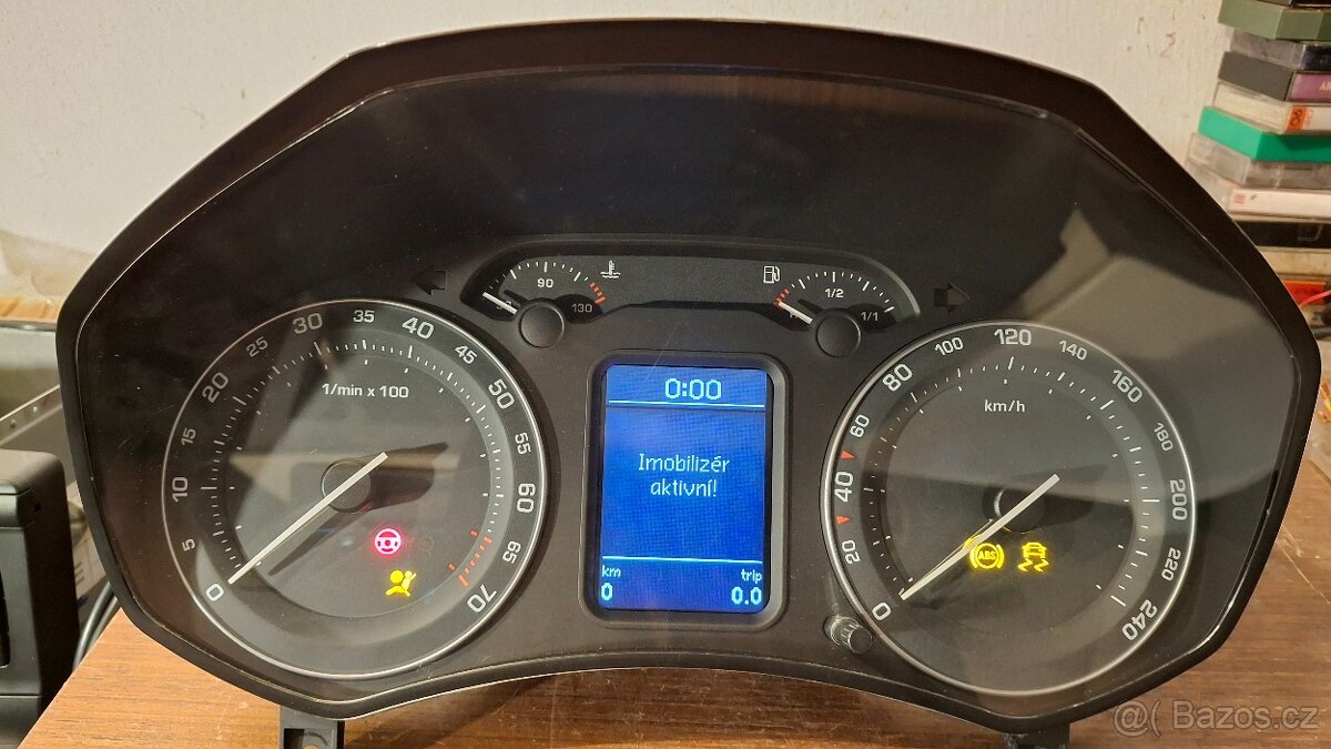 Škoda Octavia 2 - VDO benzín budíky MAXIDOT + PIN