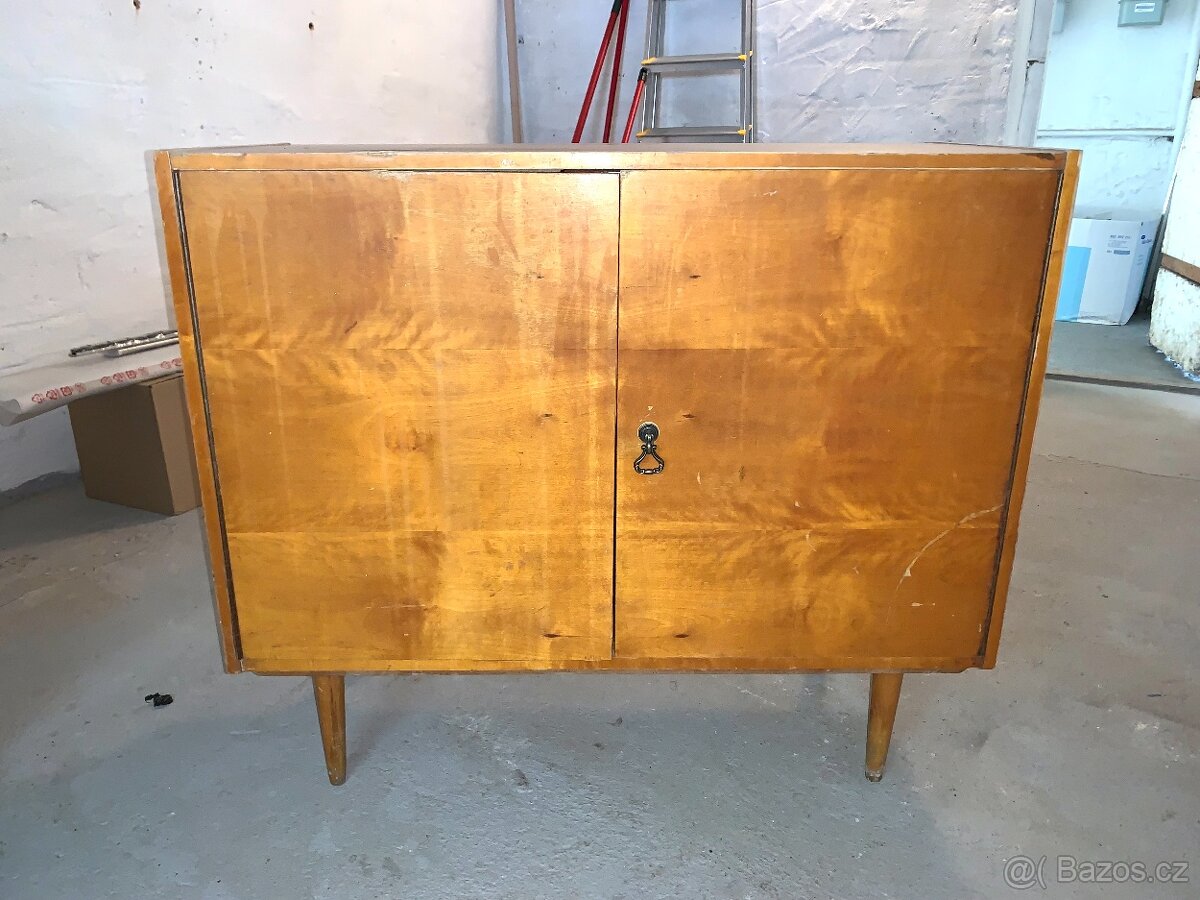 Dřevěná Skřín masiv masivní skřínka dvoukřídlá