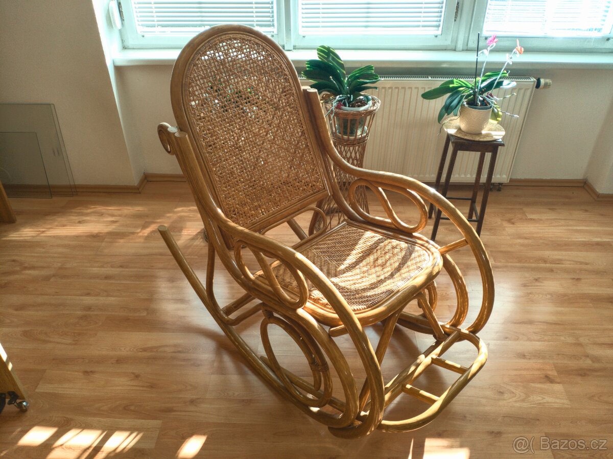 Ratanové houpací křeslo