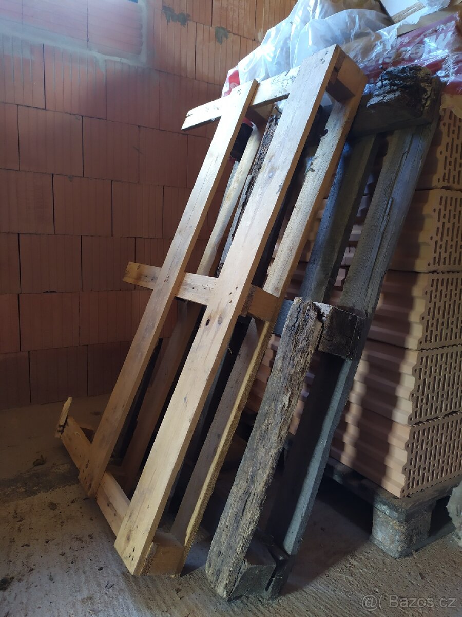 Staré palety na topení za odvoz