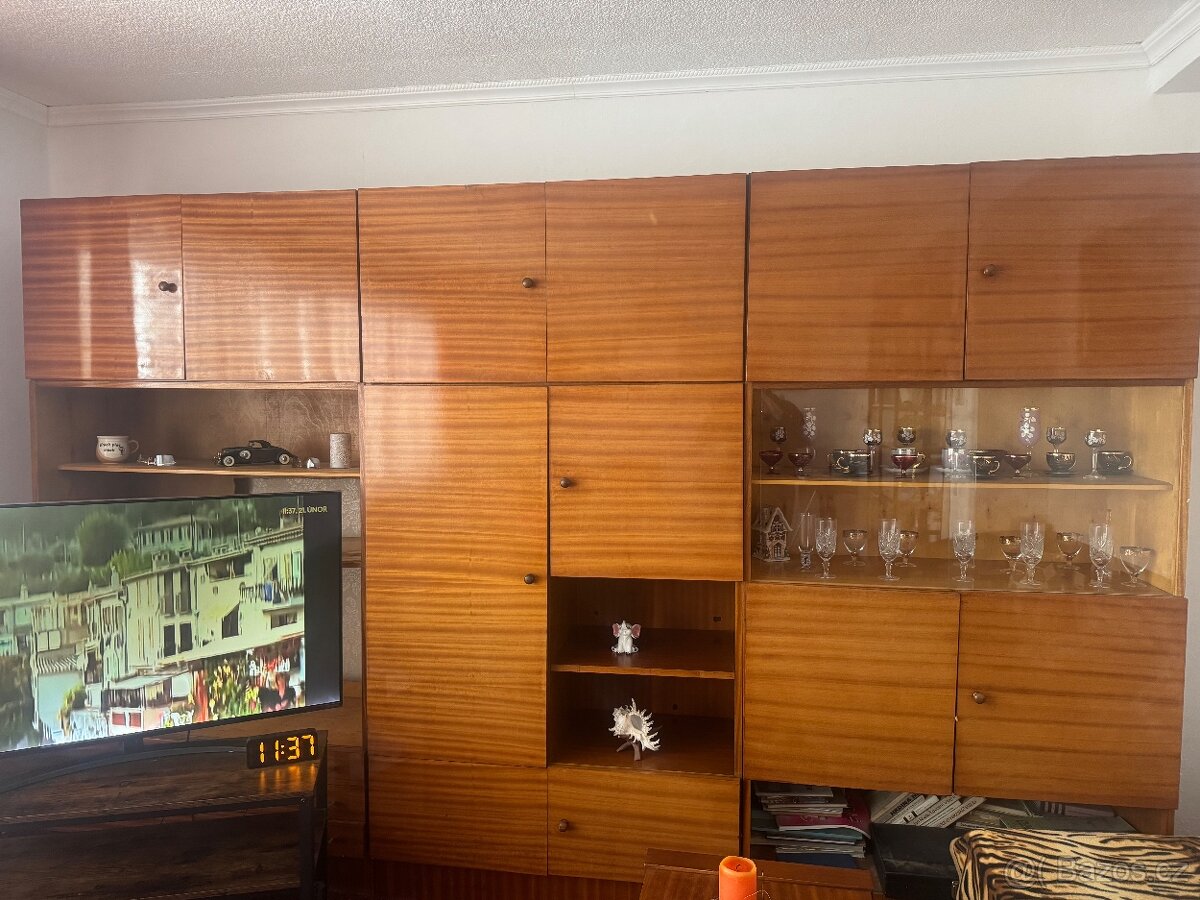 Daruji obývací stěnu