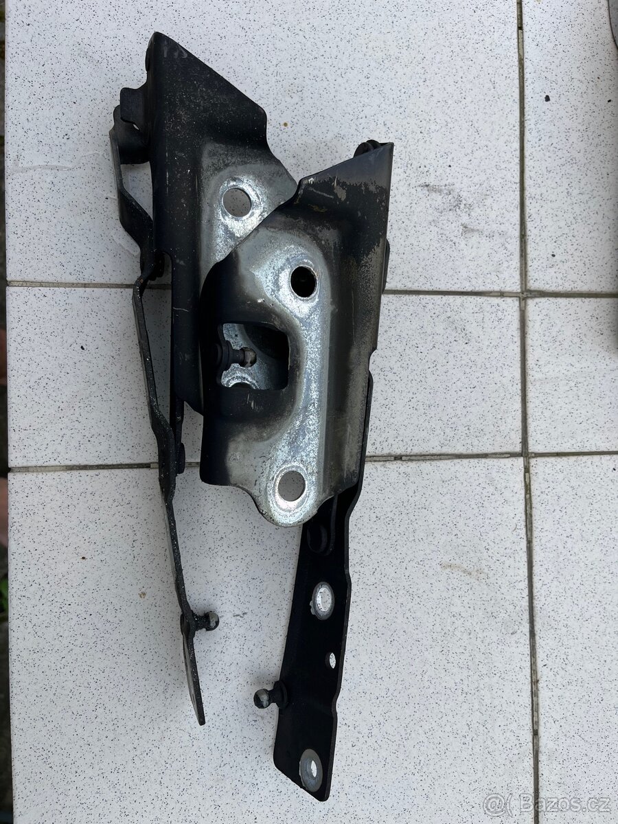 Prodám držáky zadního víka Dodge Challenger