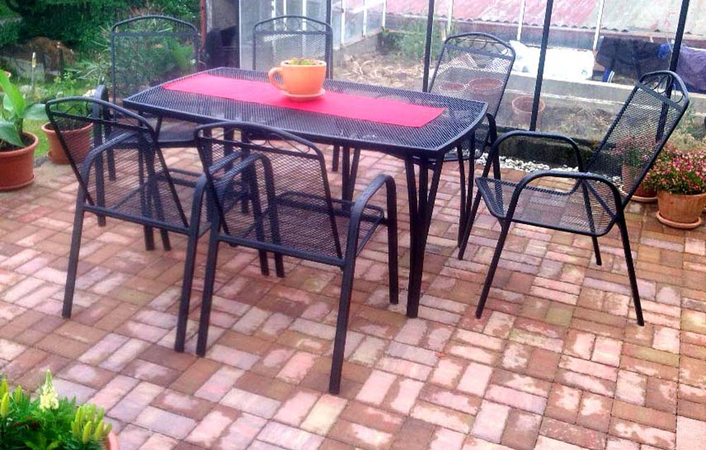Nový kovový zahradní stůl s drátěnou vrchní desko