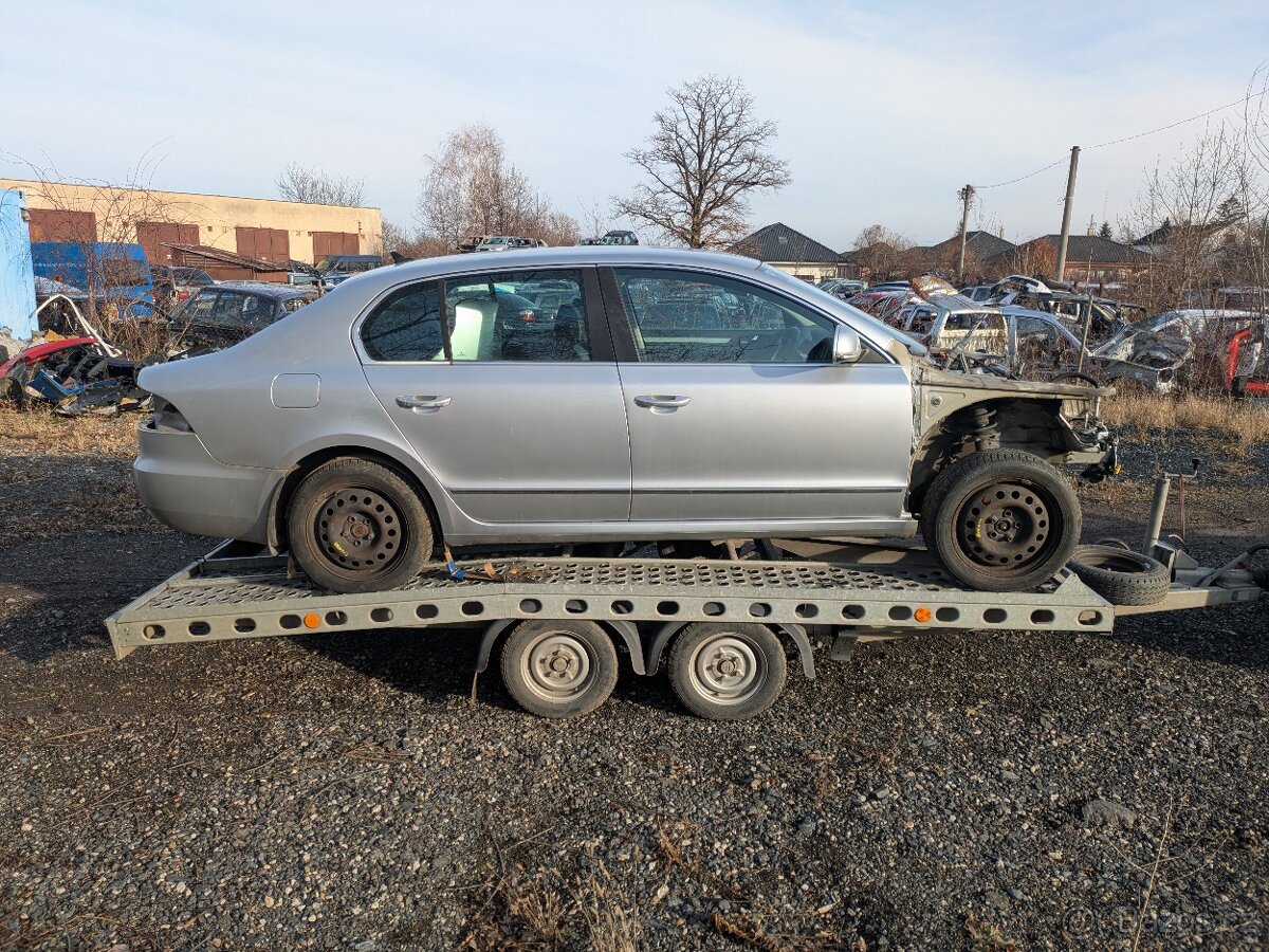 Škoda superb 2 díly, stav viz foto, stříbrná barva