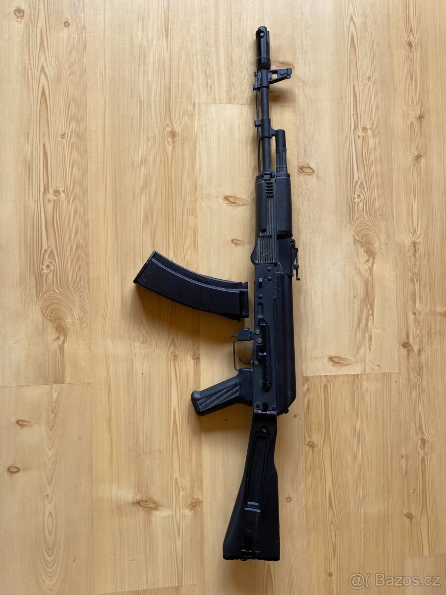 Airsoft AK-74, optika, pistol, vesta, baterie.