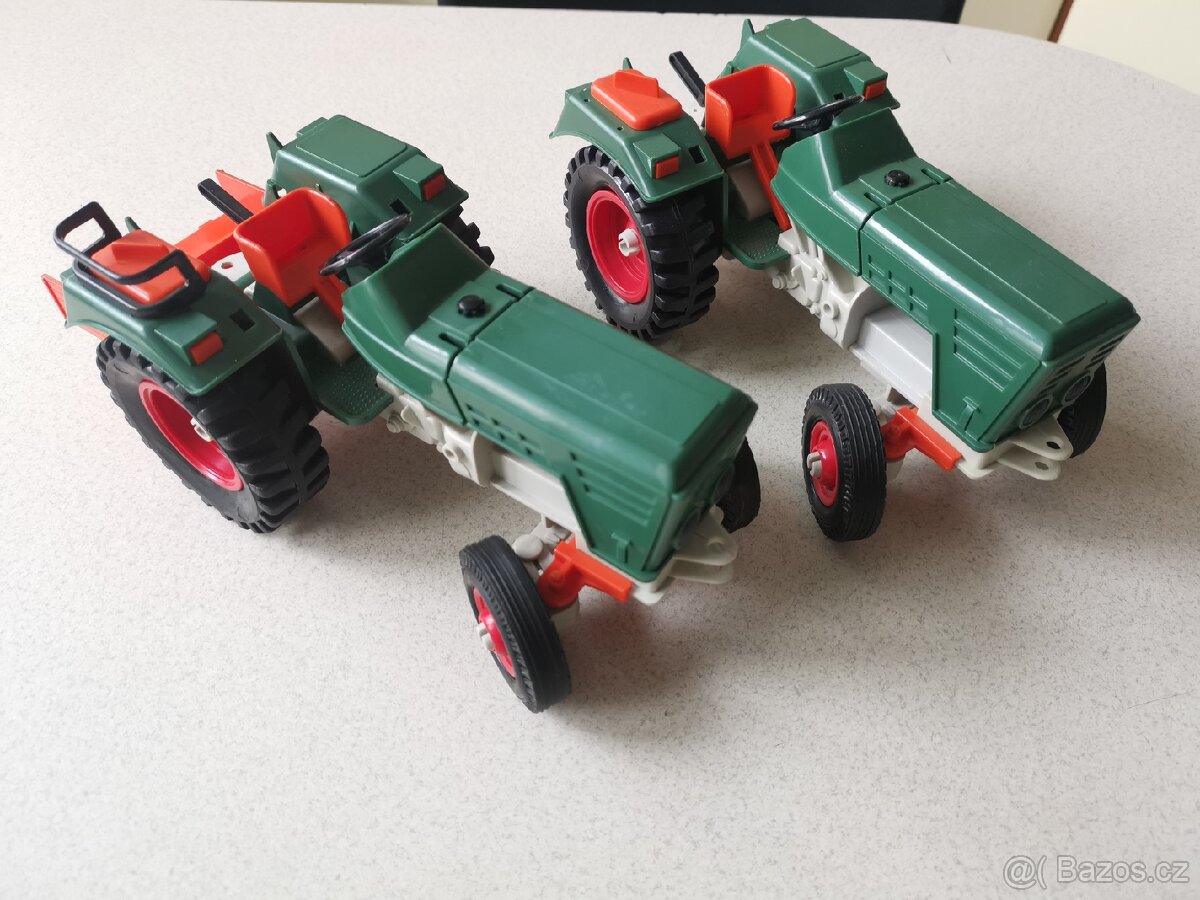 2x Stará retro hračka traktor.