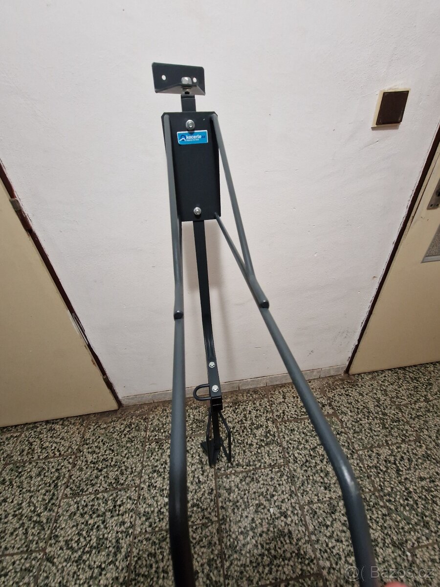 KS-750 Natáčecí nástěnný stojan pro jedno jízdní kolo.