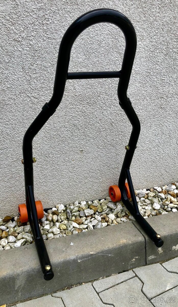 Prodej skoro nové sady stojanů na motocykl.