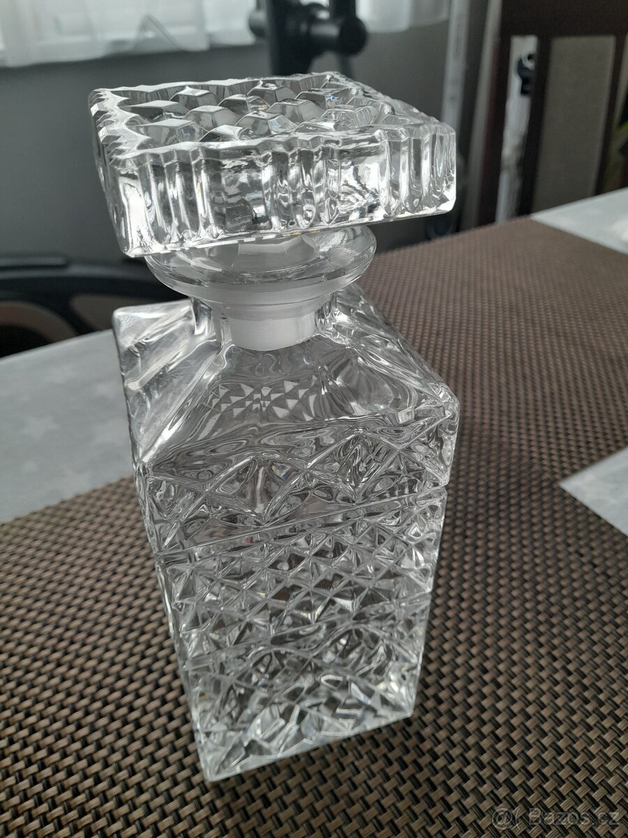 Karafa z hutního skla