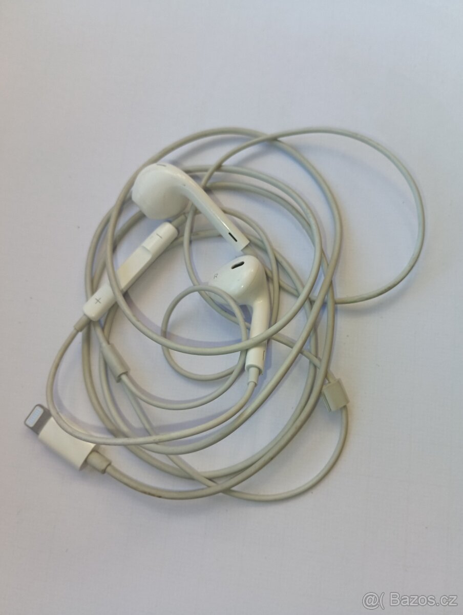 Drátová sluchátka, Apple EarPods (konektor Lightning).