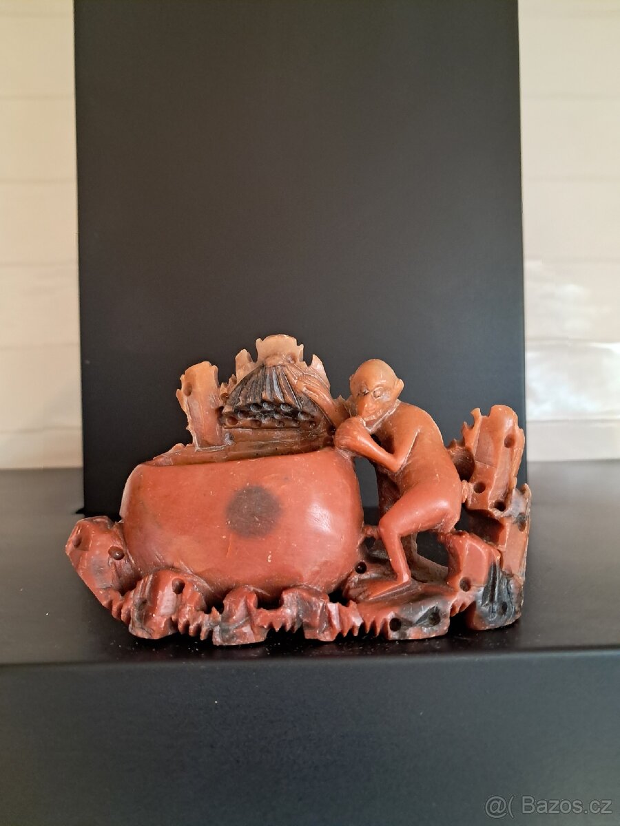 Kamenná mistička s motivem opice