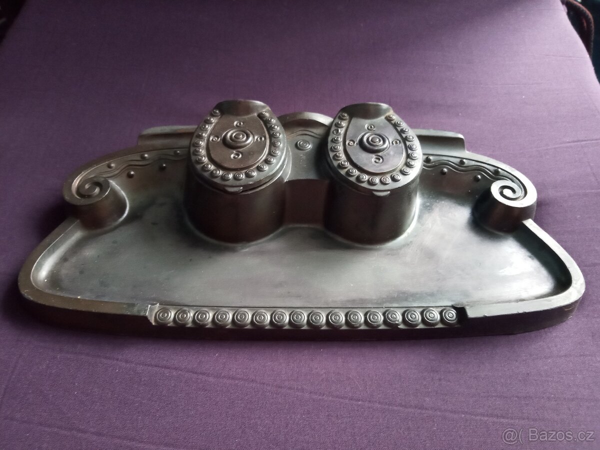 Starý kovový kalamář 