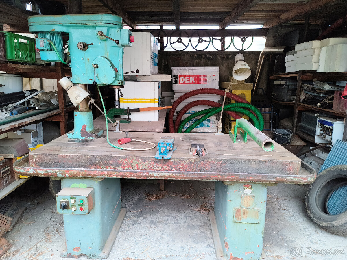 Sloupová vrtačka včetně stolu
