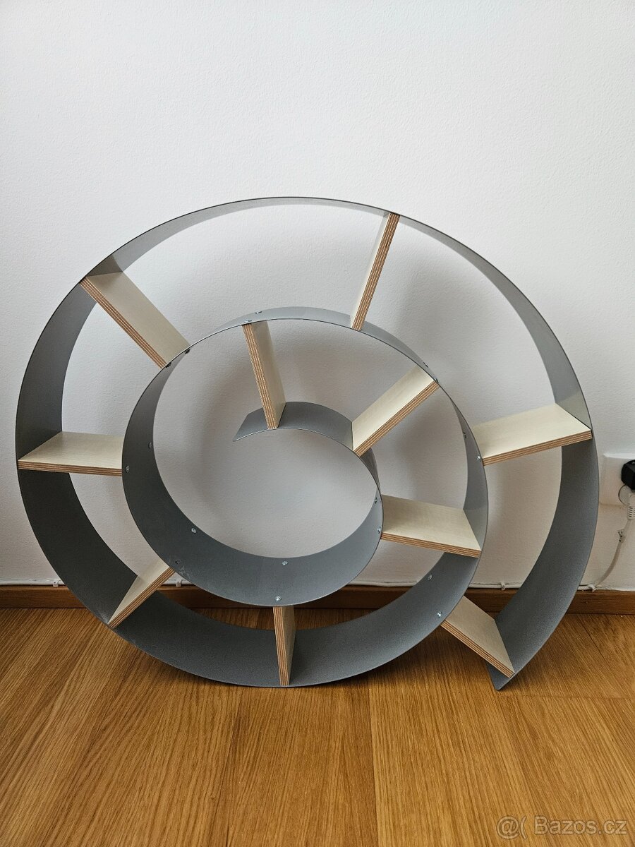 Šedá nástěnná knihovna Kare Design Snail