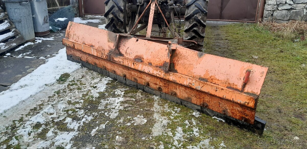 Prodám masivní radlici na sníh za traktor, gumový břit