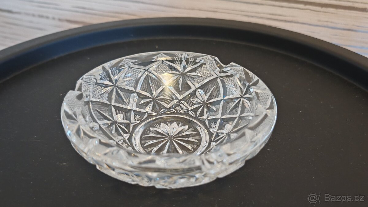 Popelník z českého broušeného křišťálu.