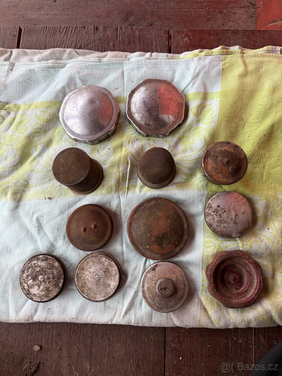 Víčka na motocykly