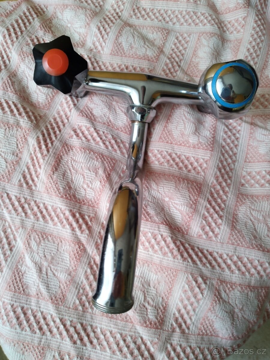 Nástěnná vodovodní baterie