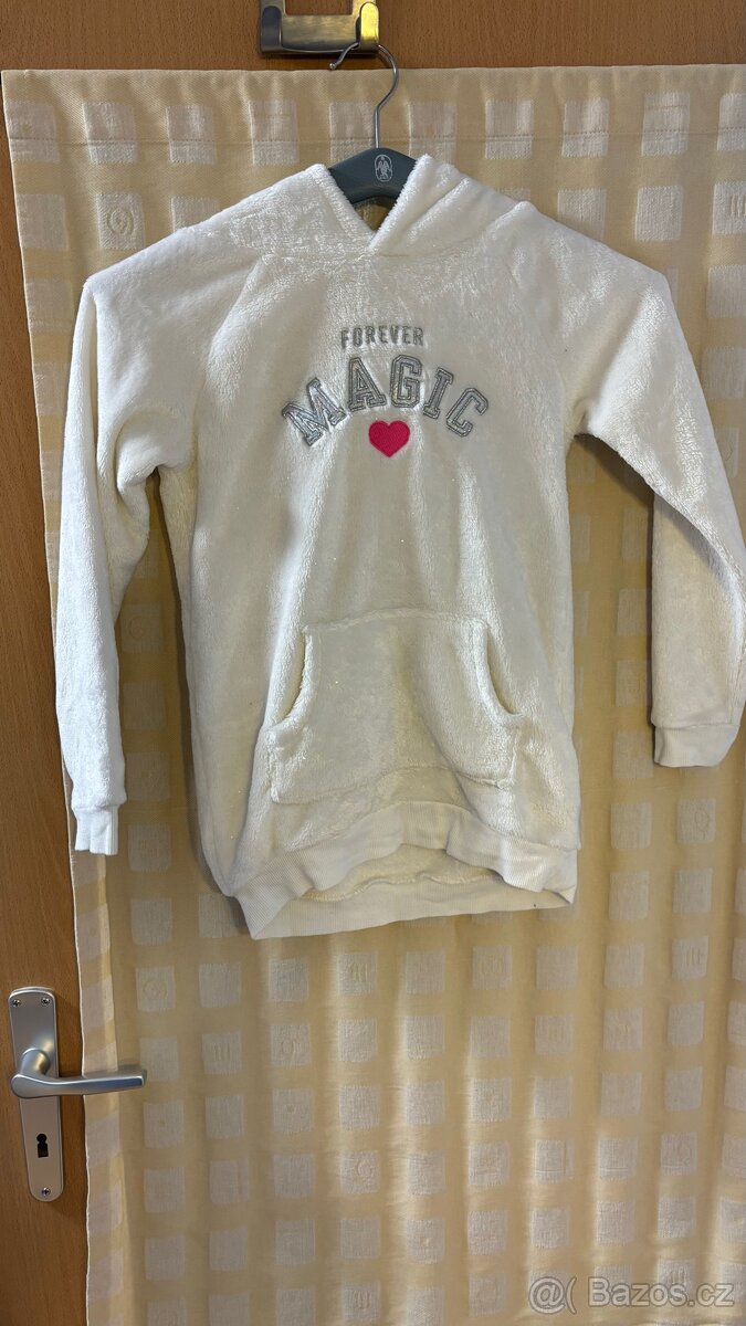 Krásná bílá mikina s kapucí s jednorožcem