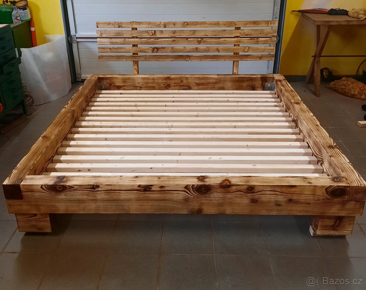 Manželská postel z trámů
