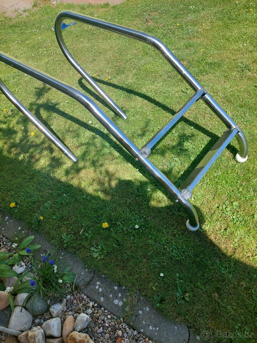 Schůdky do bazénu