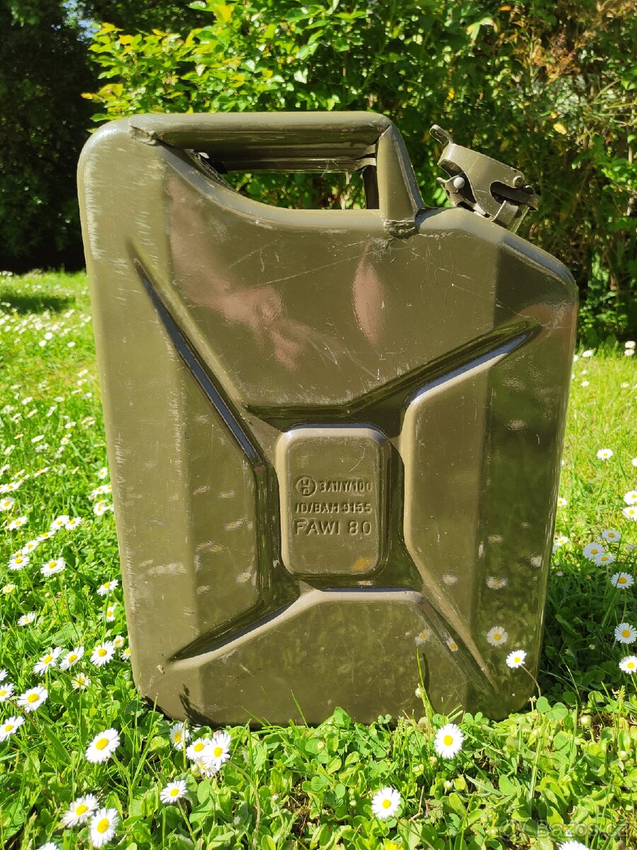 Prodám málo používané 20 L kanystry.
