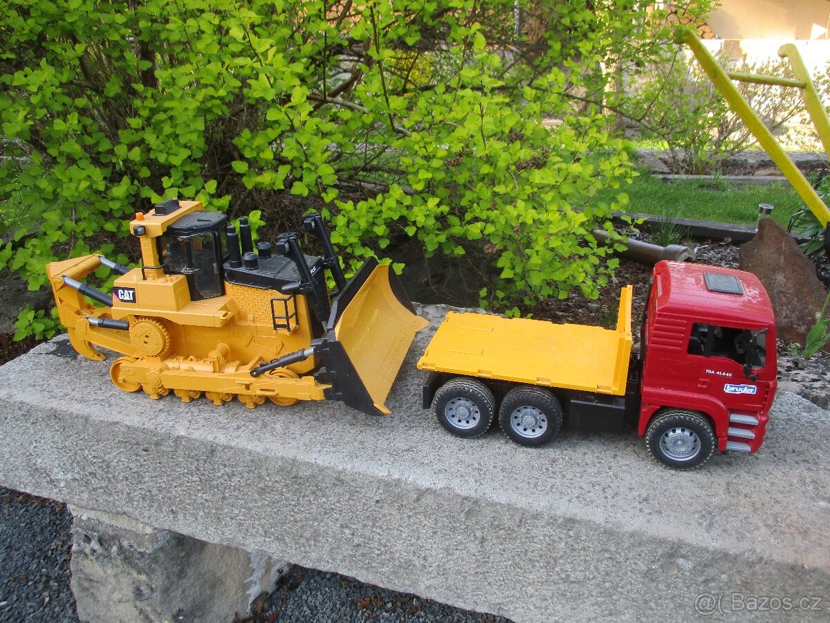 2x BRUDER / NĚMECKO -- NÁKLAĎÁK MAN + BULDOZER CAT